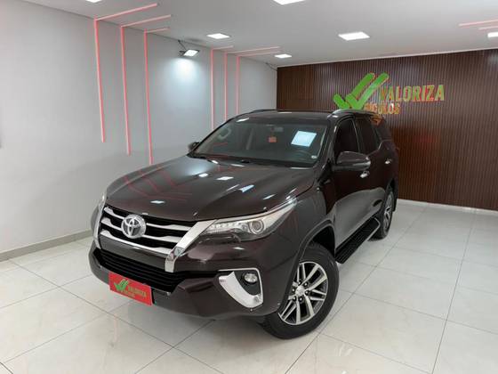 TOYOTA HILUX SW4 2.8 SRX 4X4 7 LUGARES 16V TURBO INTERCOOLER DIESEL 4P AUTOMÁTICO